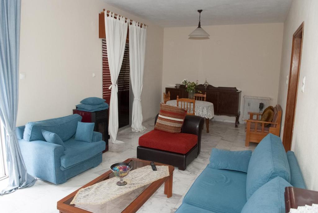 特里卡拉Meteora Christian's Place的带沙发、椅子和桌子的客厅