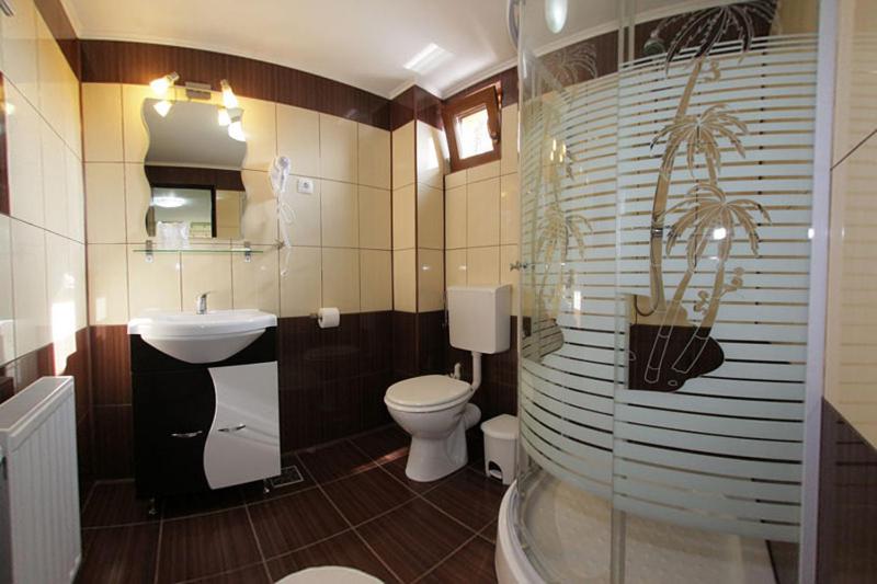 卡夫尼克Complex SummerTime的一间带卫生间和水槽的浴室