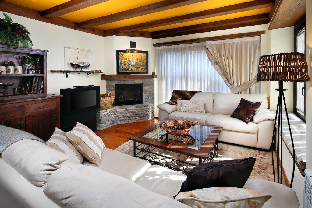 维耶拉Apartamento Amets de Aran的客厅配有白色沙发和壁炉