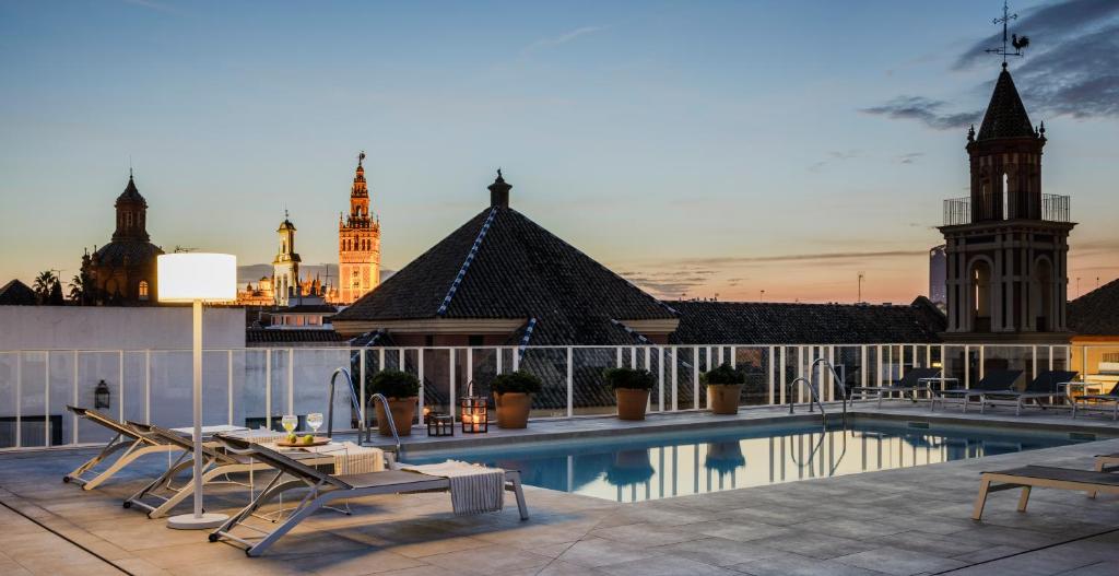 塞维利亚费尔南多III号酒店的建筑物屋顶上的游泳池