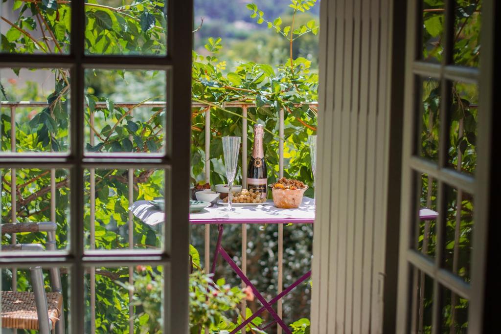卢马罕加德斯老式住宿加早餐旅馆的透过窗户看到花园里的桌子