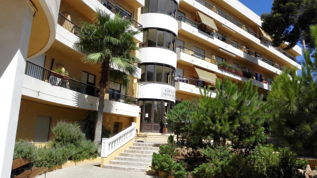 莫莱拉Apartamento Tosca Mar的前面有棕榈树的建筑