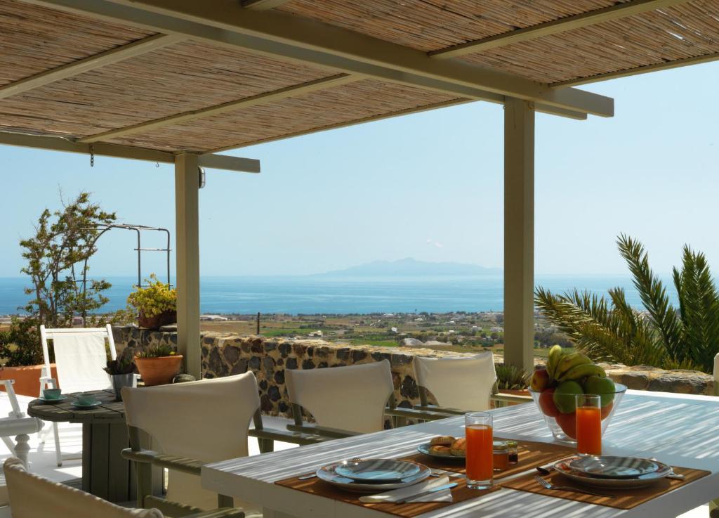 皮尔戈斯AFOURA HOUSES by K&K的一张餐桌,享有海景