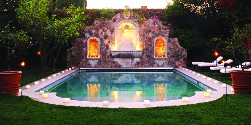 圣米格尔-德阿连德Casa de Sierra Nevada, A Belmond Hotel, San Miguel de Allende的一座房子的院子内的游泳池