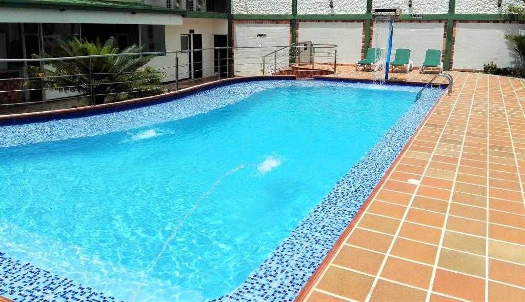 阿劳卡Gran Hotel Internacional Sanbara的大楼内的一个蓝色海水游泳池