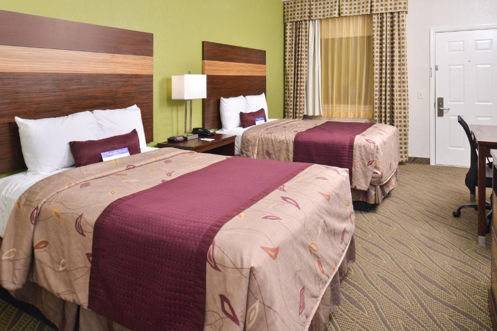 休斯顿休斯敦中心美国超值酒店的酒店客房配有两张床和一张书桌