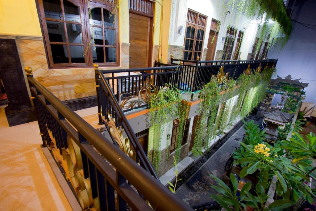 库塔阿斯塔旅馆的一座植物建筑的阳台