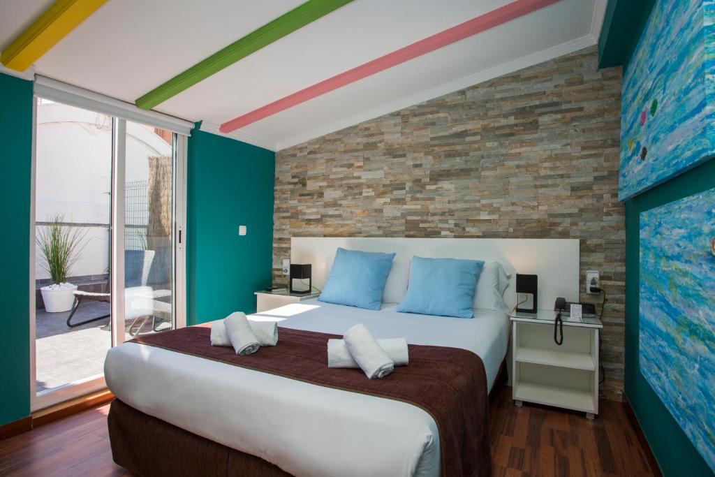 瓦伦西亚Olympia Consul del Mar的一间卧室配有一张带蓝色枕头的大床