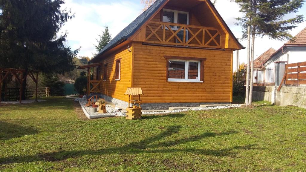 利普托斯基米库拉斯Liptovská Chata pri potoku的院子中的一个黄色小房子