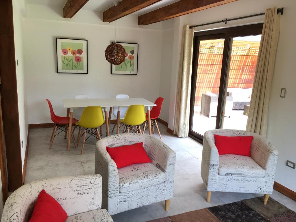圣地亚哥Casa Vitacura Host的客厅配有桌椅