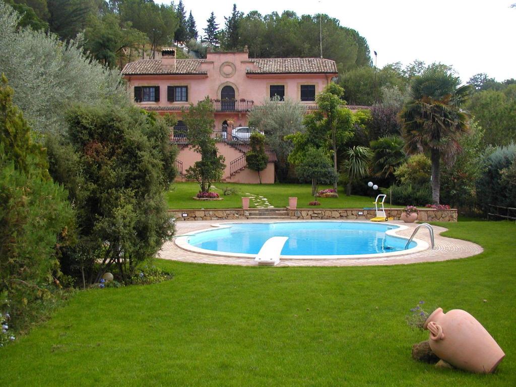 皮亚扎-阿尔梅里纳克莱门汀别墅 的一座大房子,在院子里设有游泳池