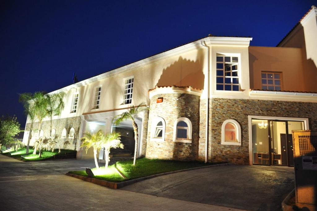圣安东尼奥德巴纳杰贝尔露芙酒店的一座白色的大建筑,前面有棕榈树