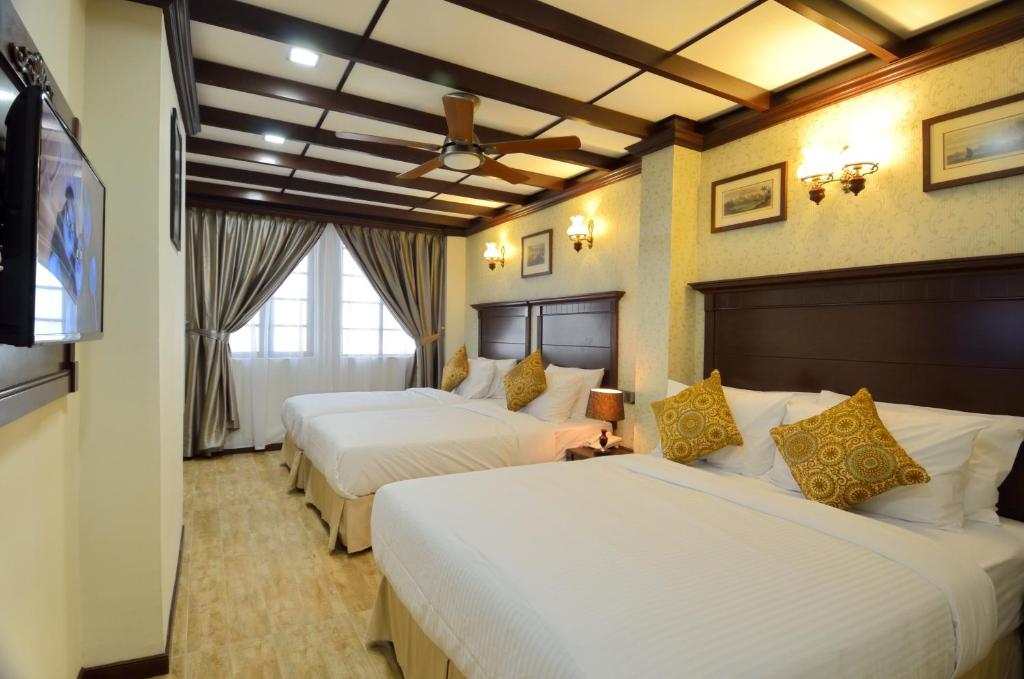 哥打京那巴鲁库勒酒店的酒店客房设有两张床和电视。