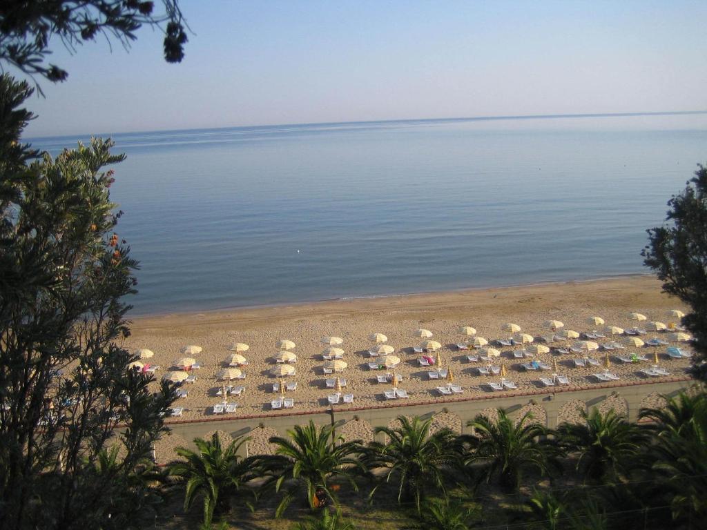 罗迪-加尔加尼科里帕维拉焦酒店的享有海滩美景。