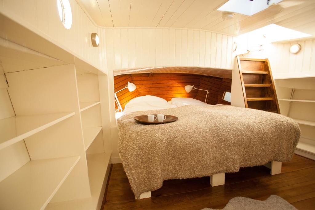 阿姆斯特丹Prince Royal B&B的小卧室设有一张床和梯子