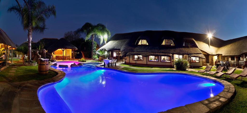 奥奇瓦龙戈赛斯特伯恩酒店的一座大蓝色游泳池,位于房子前
