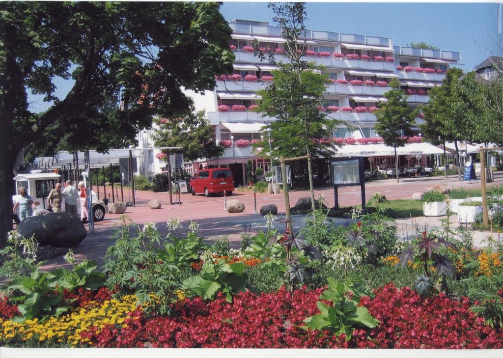 巴特萨尔茨乌夫伦库帕克酒店的一座建筑前的鲜花花园
