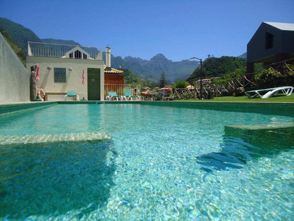 圣维森特A Casa Estrelícia-Dourada Garcês的一座房子前面的蓝色海水游泳池