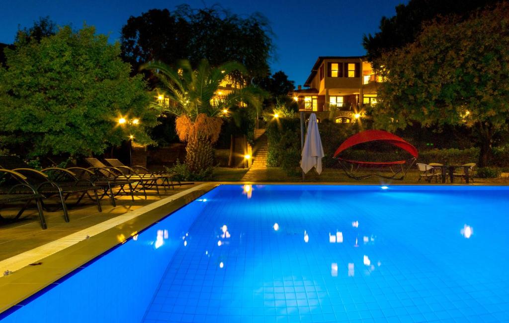 马尔马里斯Marmaris Holiday Villas的夜间在房子前面的游泳池