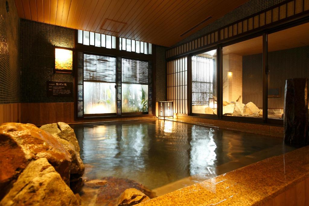 和歌山多美迎PREMIUM和歌山天然温泉酒店的窗户间里的一个游泳池