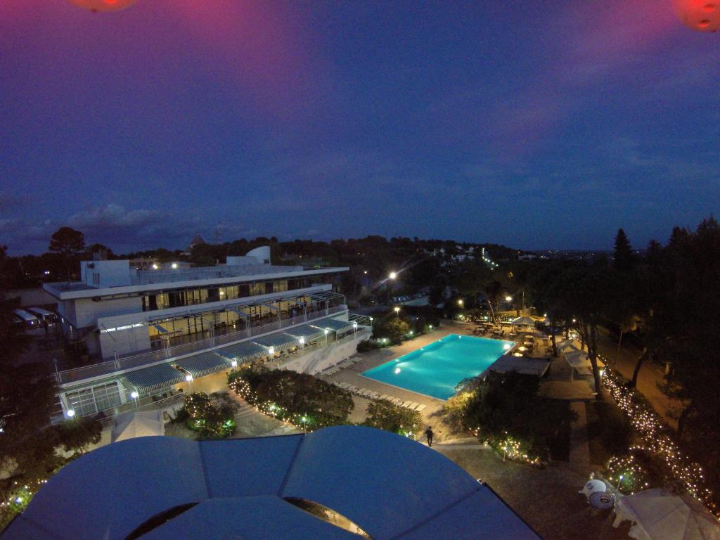 塞尔瓦迪法萨诺西耶拉席瓦娜酒店的享有大楼的景色,在晚上设有游泳池
