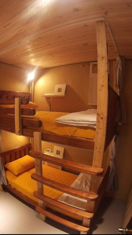满洲乡一舟浪馆的小屋内带两张双层床的客房