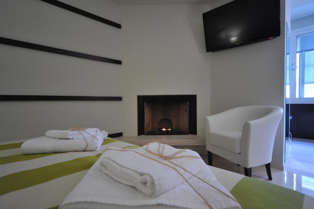 巴里Gatto Bianco House的一间卧室配有一张床、一把椅子和一个壁炉