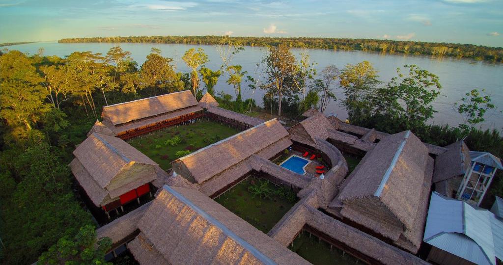 Francisco de Orellana亚马逊河埃利孔旅舍的湖畔房屋的空中景致