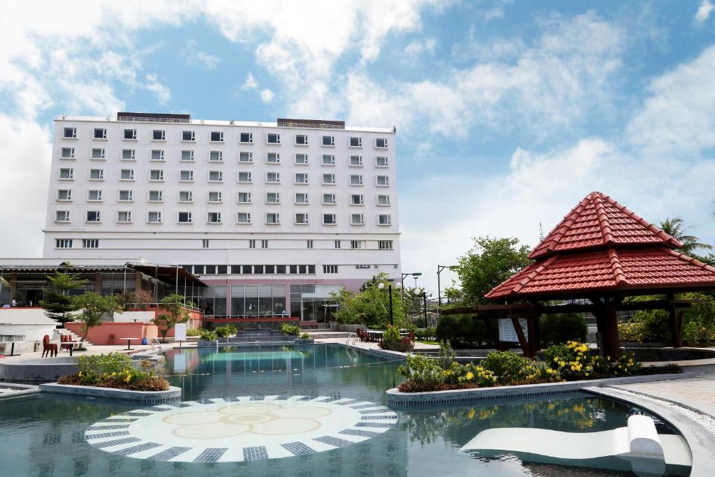 Quảng Trị西贡东河酒店的大楼前有游泳池的酒店