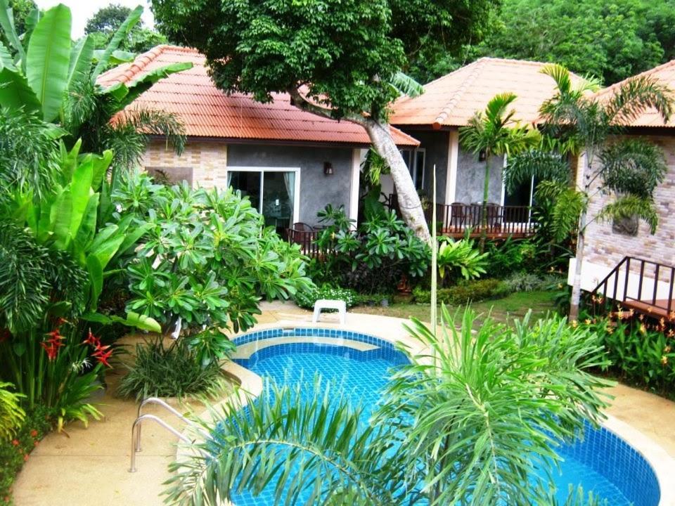 查龙佩内帕小木屋的庭院中带游泳池的房子