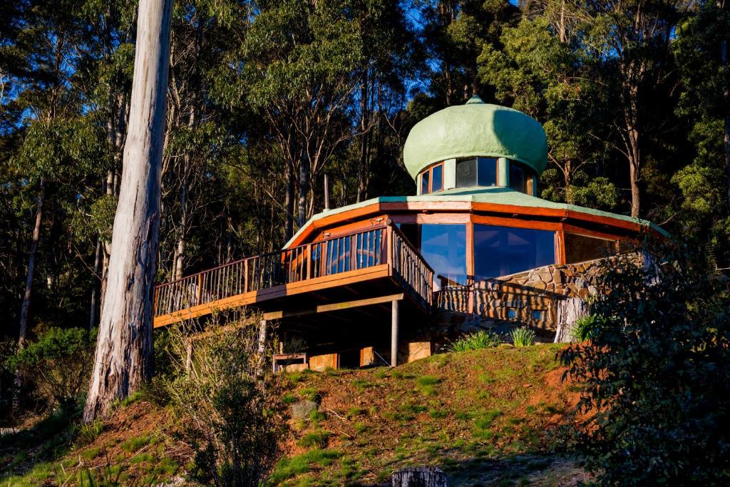 Jackeys Marsh圆屋度假屋的山顶上带绿色圆顶的房子