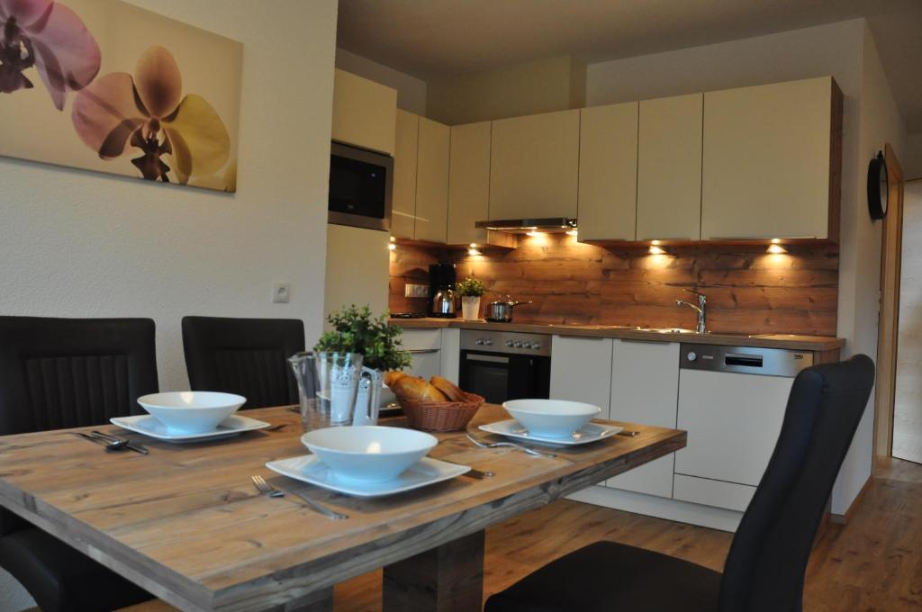皮茨河谷阿兹尔Bergchalet Rauch的厨房配有木桌和碗