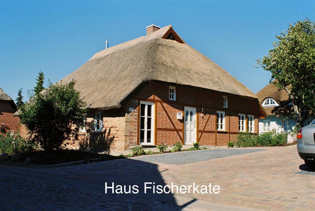 格罗斯齐克老渔夫的小屋和鸥巢酒店的茅草屋顶的大型砖砌建筑