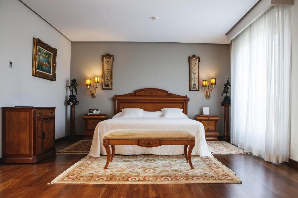 圣阿德里安圣阿德里安别墅酒店的一间卧室设有一张大床和两个床头柜