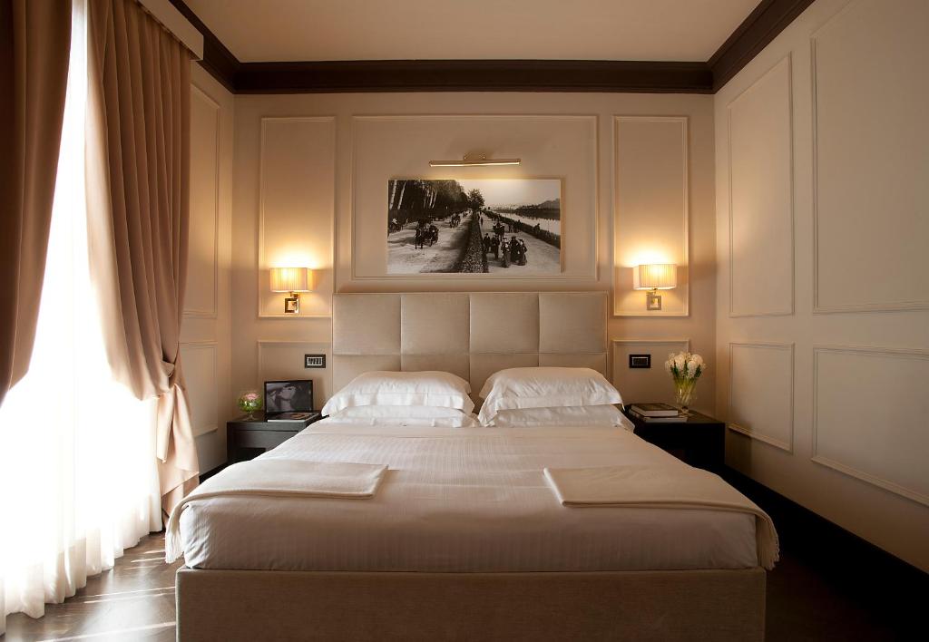 佛罗伦萨Be ONE - Ricci Collection的一间卧室配有一张大床和两个枕头