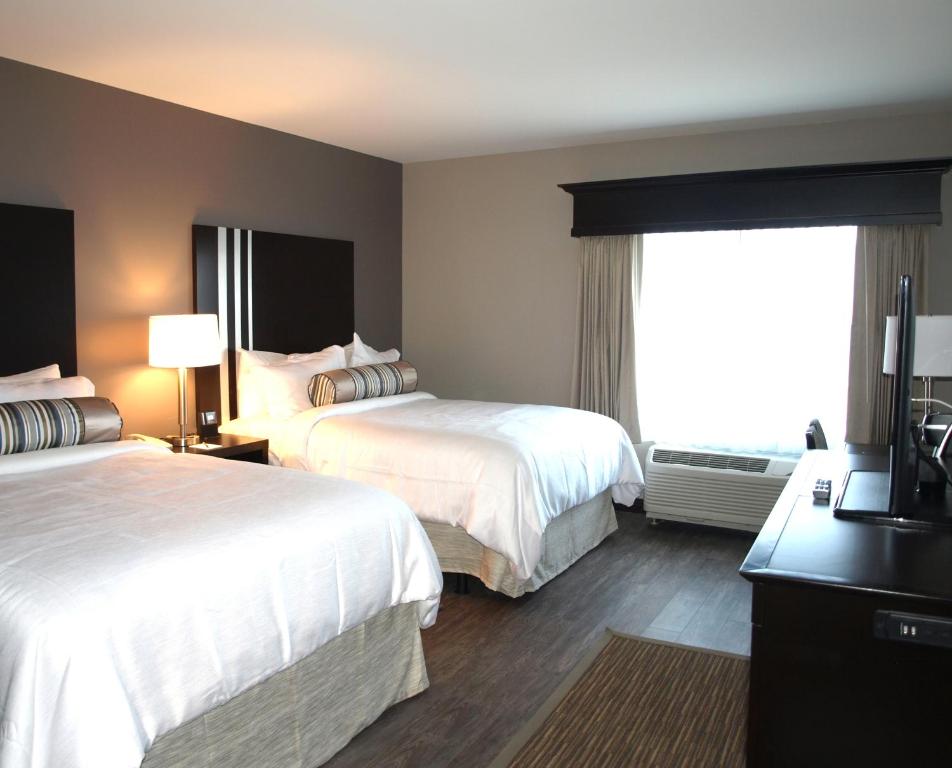 巴达维亚巴达维亚唐斯酒店的酒店客房设有两张床和窗户。