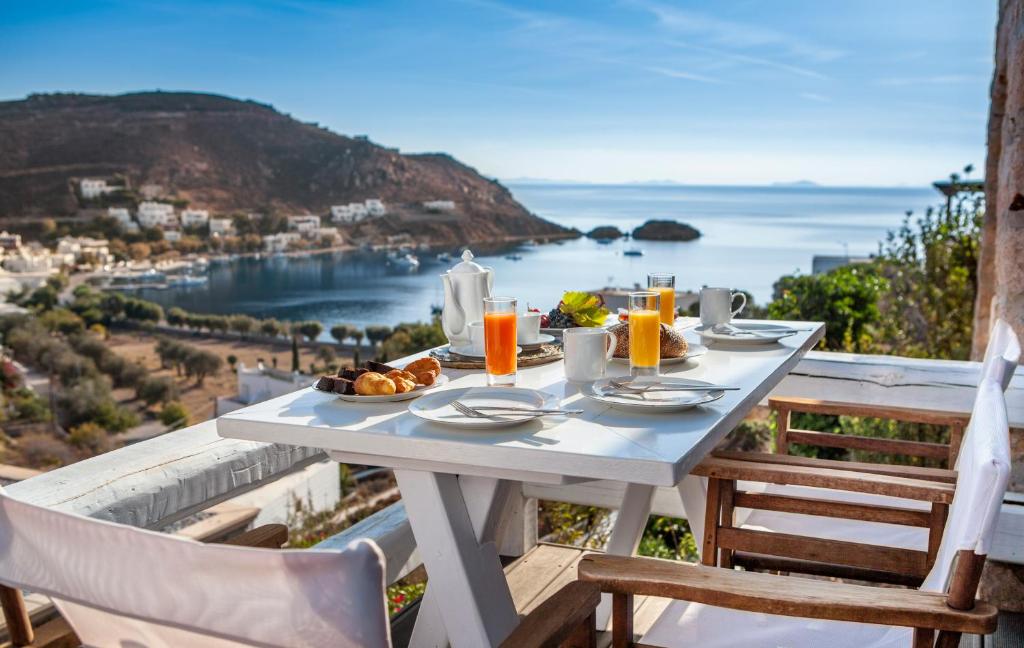 GrikosTheologos Houses的一张带食物的桌子,享有海景