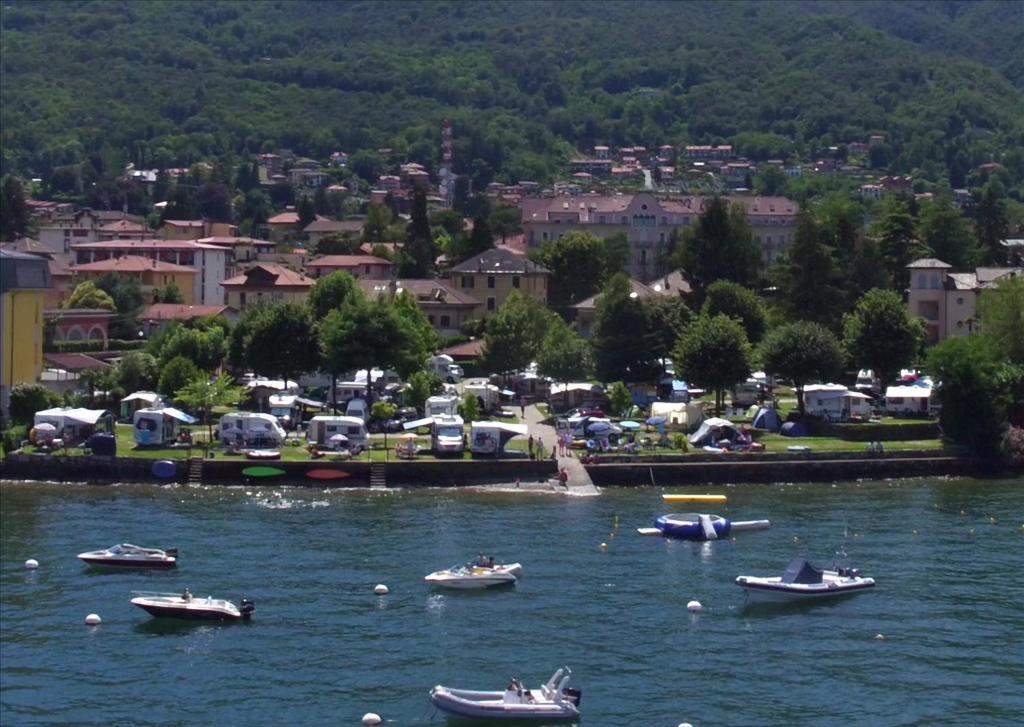 巴韦诺Camping Parisi的一群船在水体上,有一座城镇
