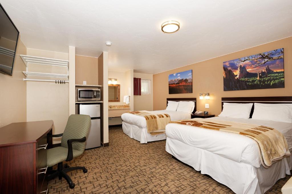 格伦伍德温泉格伦伍德斯普林斯旅馆的酒店客房配有两张床和一张书桌