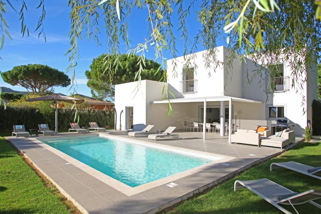 卡尔维Domaine Villas Mandarine Private Pools & Spa的别墅前设有游泳池