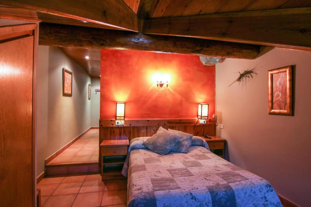 阿尔特伦罗克酒店的一间卧室设有一张床和红色的墙壁