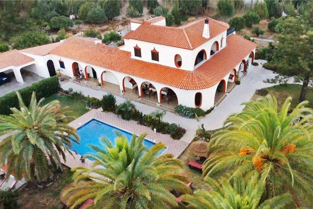 珀彻斯Villa Paraiso - Naturism Optional Adults Only的享有带游泳池的大房子的顶部景色