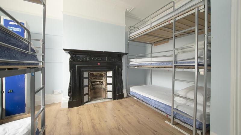 伦敦伊丽莎白女王旅舍的客房设有几张双层床和壁炉。