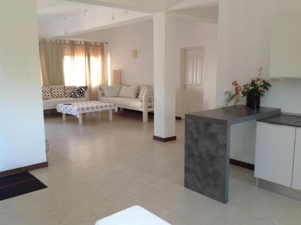 马林迪Ripasso Apartments的客厅配有沙发和桌子