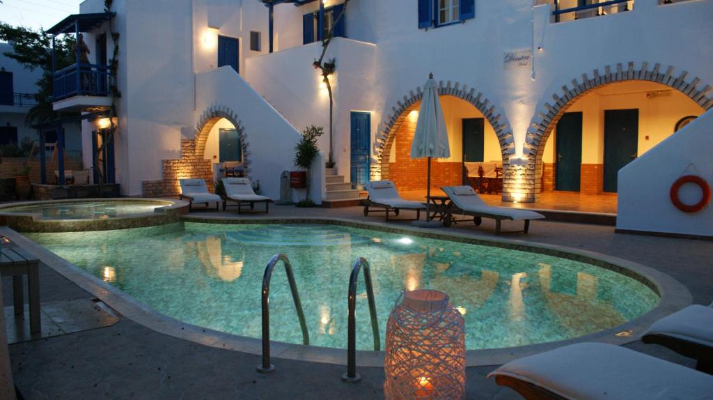 阿吉奥斯普罗科皮奥斯迪米特拉公寓式酒店的一座建筑物中央的游泳池