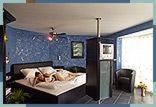 瓦尔内明德海星公寓酒店的卧室配有一张床铺,可供两人入住