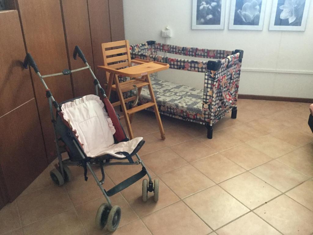 弗卢米尼马焦雷Chicco Frau appartamenti trattati con OZONO的客房设有桌子、轮椅、桌子和椅子。