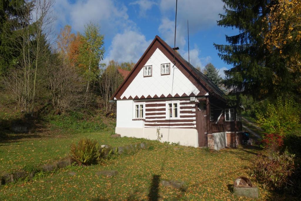 RudníkMausHaus的院子中间的小房子