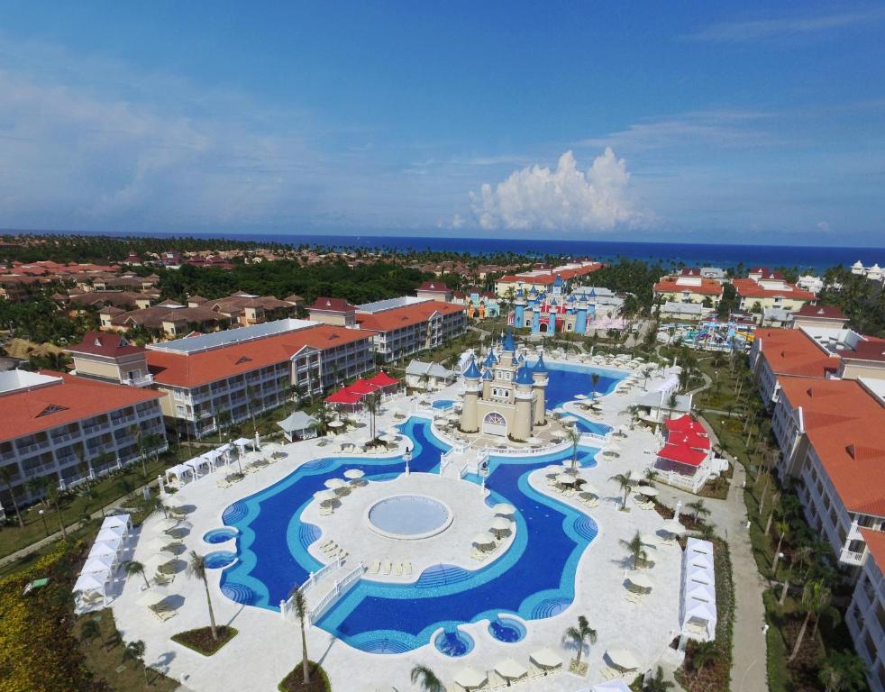 蓬塔卡纳Bahia Principe Fantasia Punta Cana - All Inclusive的享有带游泳池的度假村的空中景致