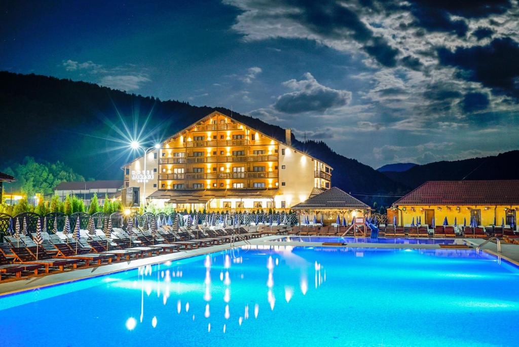 上维谢乌Mirage Resort & Spa的大楼前设有游泳池的酒店